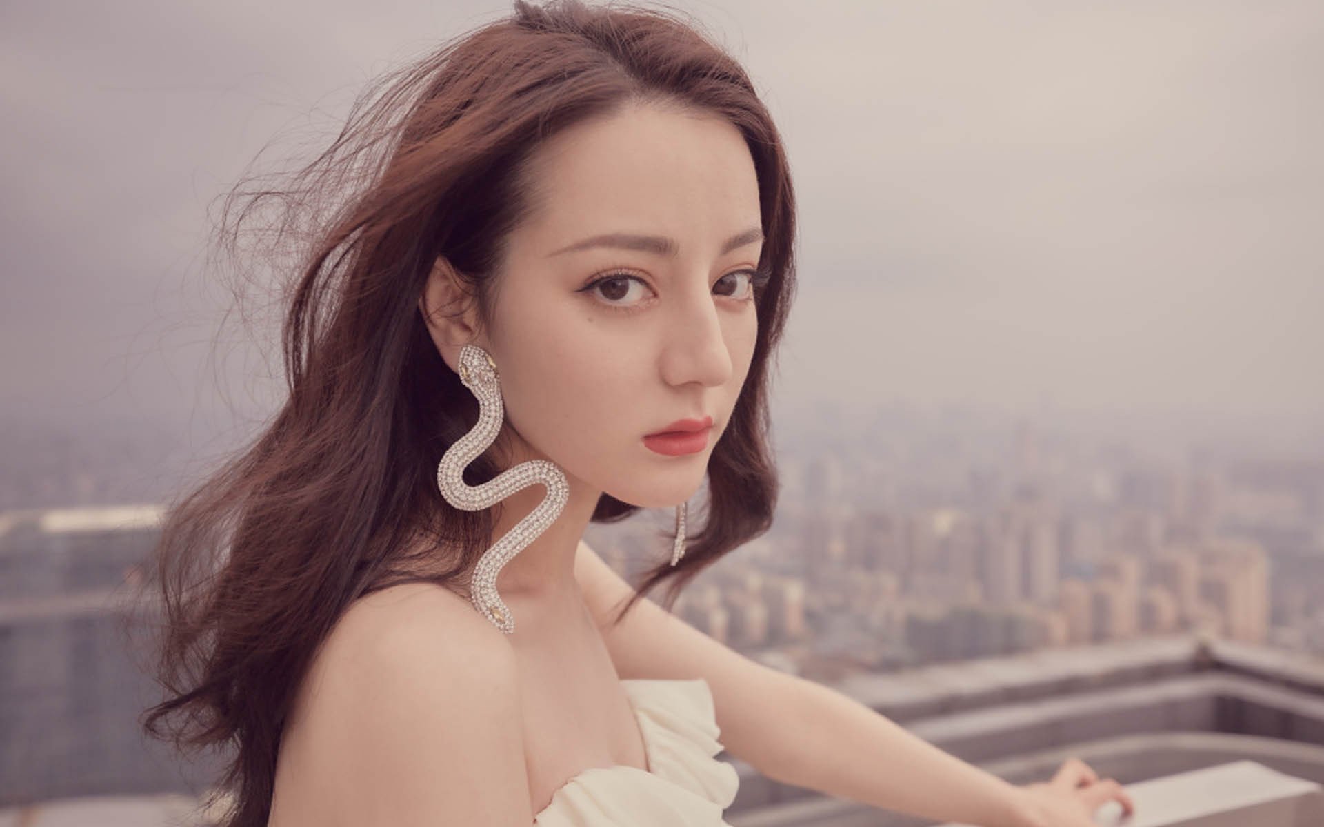 “英超争冠激战正酣，胜负瞬息万变”，“英超”