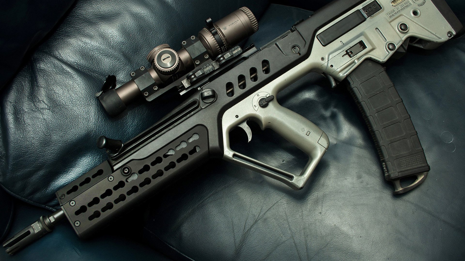 “英超争冠激战正酣，胜负瞬息万变”，“英超”