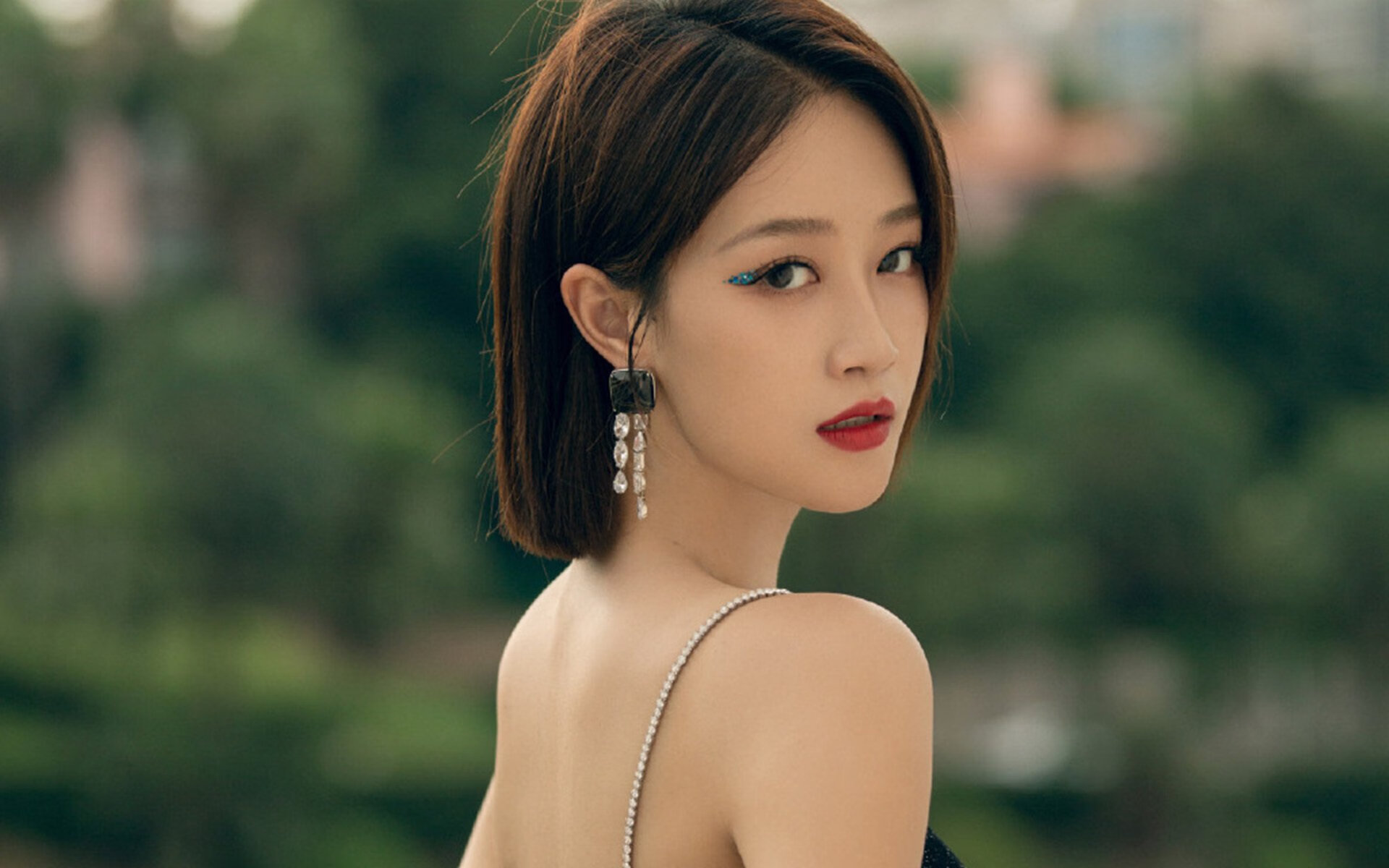 “西甲豪门内哄不断，争冠战火再度点燃”，豪门三强挥金如土,赚足流量的西甲联赛迎来新伙伴