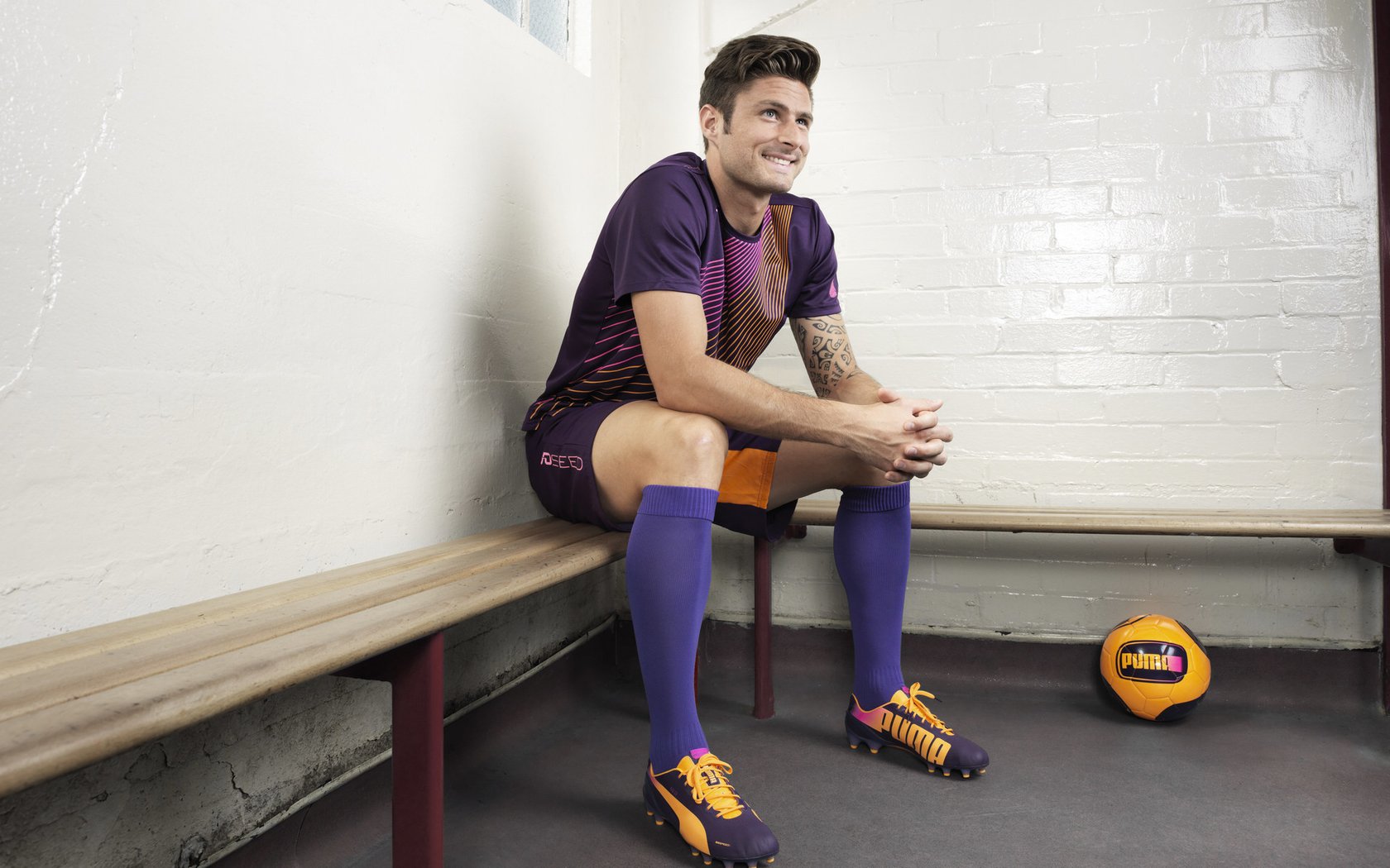 “足球+文化+旅游”融合模式带动行业跨界转型，行业潜力巨大，足球文化产业